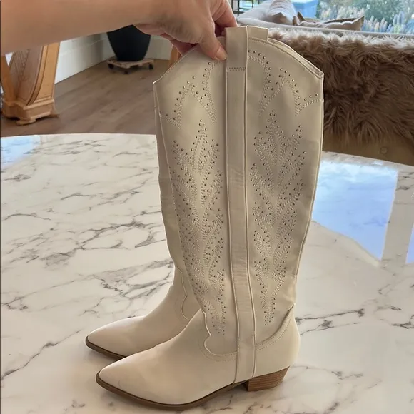 Dolce Vita Woman’s White Western Boots Size 9.5