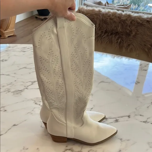 Dolce Vita Woman’s White Western Boots Size 9.5