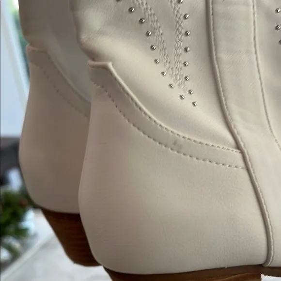 Dolce Vita Woman’s White Western Boots Size 9.5