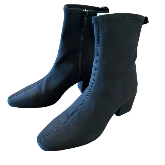 Donald Pliner Angel Stretchy Suede Chic Modern Ankle Boots Pull On NEW Size 5