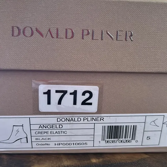 Donald Pliner Angel Stretchy Suede Chic Modern Ankle Boots Pull On NEW Size 5