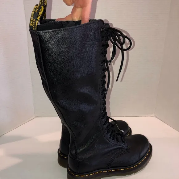 Dr. Martens Free People 1B60 Lace up Knee Combat Boots Shoes sz 6