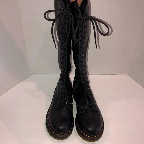 Dr. Martens Free People 1B60 Lace up Knee Combat Boots Shoes sz 6