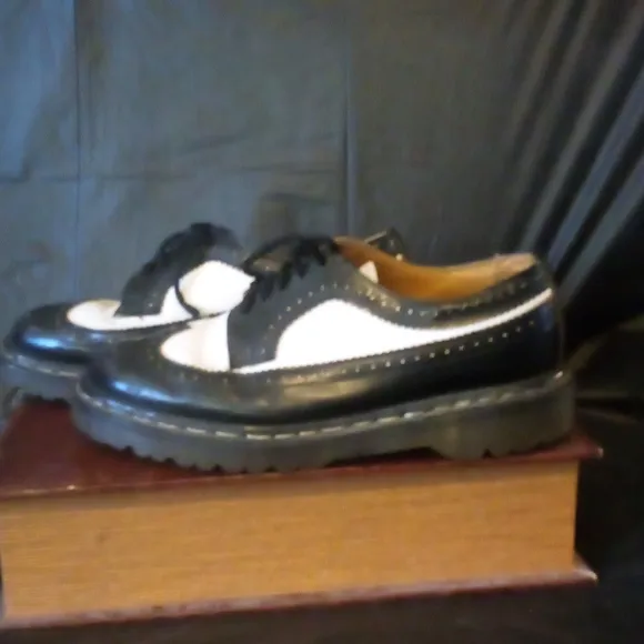Dr. Martens Mens USA 8  Ladies 9  Run Large Black and White Oxford Shoes