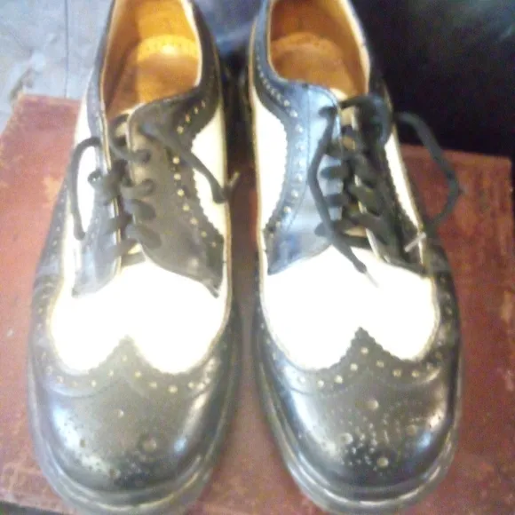 Dr. Martens Mens USA 8  Ladies 9  Run Large Black and White Oxford Shoes
