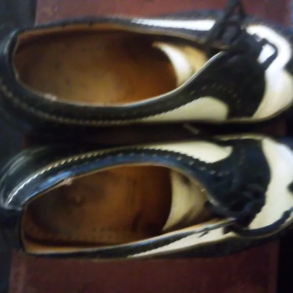 Dr. Martens Mens USA 8  Ladies 9  Run Large Black and White Oxford Shoes