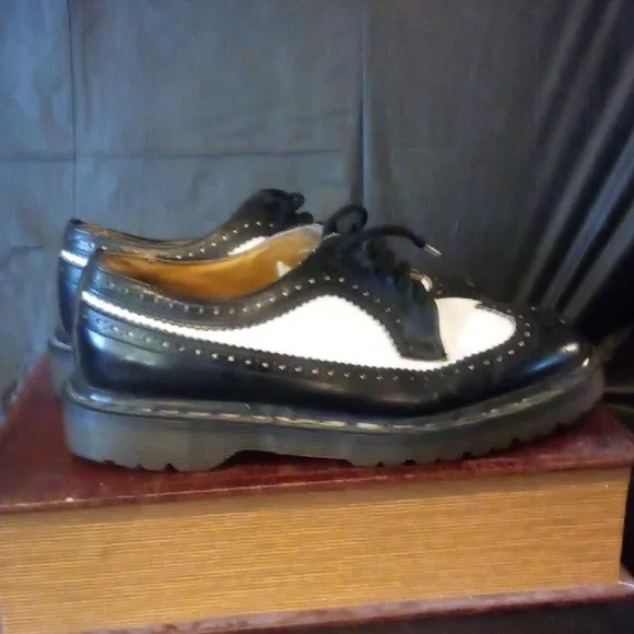 Dr. Martens Mens USA 8  Ladies 9  Run Large Black and White Oxford Shoes
