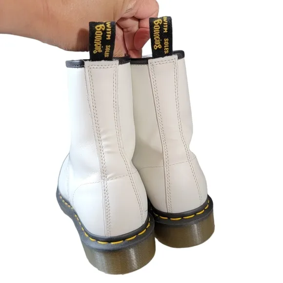 DR. MARTENS Smooth Leather Lace Up Boots White Sz 8 Whimsygoth Grunge Y2K Chunky