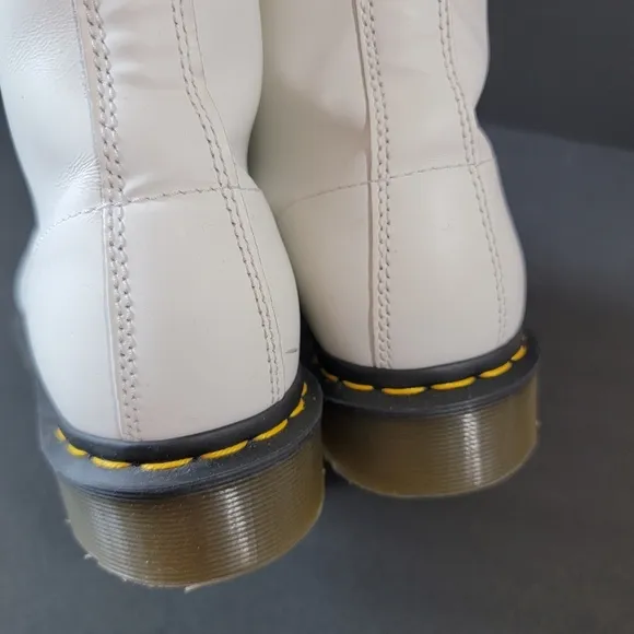 DR. MARTENS Smooth Leather Lace Up Boots White Sz 8 Whimsygoth Grunge Y2K Chunky