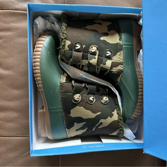 Duck Boots Size 7 Women’s Medium