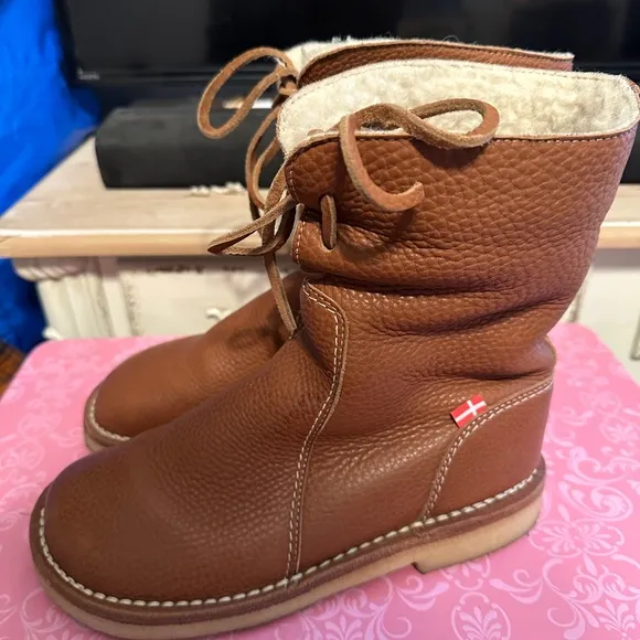 Duckfeet Arhus In Nut size 39. Worn once, just like new