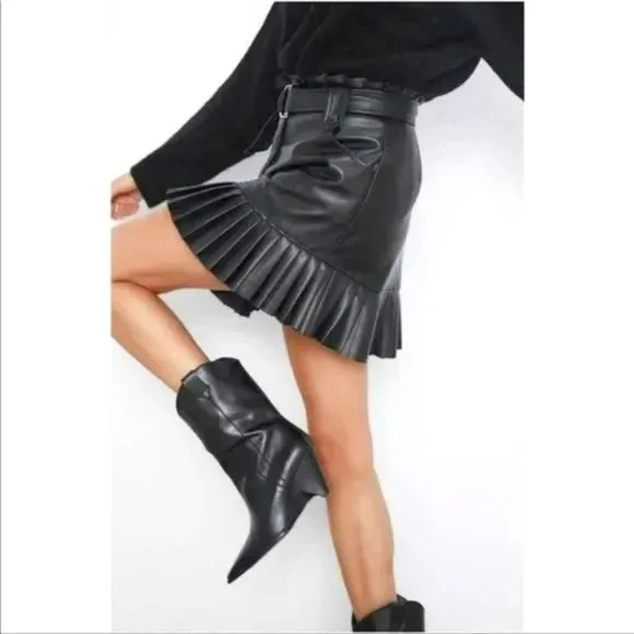 💥EFFORTLESSLY CHIC💥 Pleated Belted Leather Skirt in Black