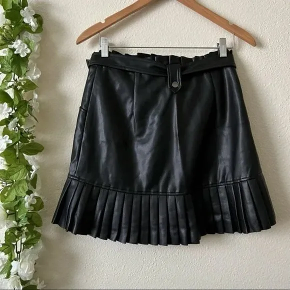 💥EFFORTLESSLY CHIC💥 Pleated Belted Leather Skirt in Black