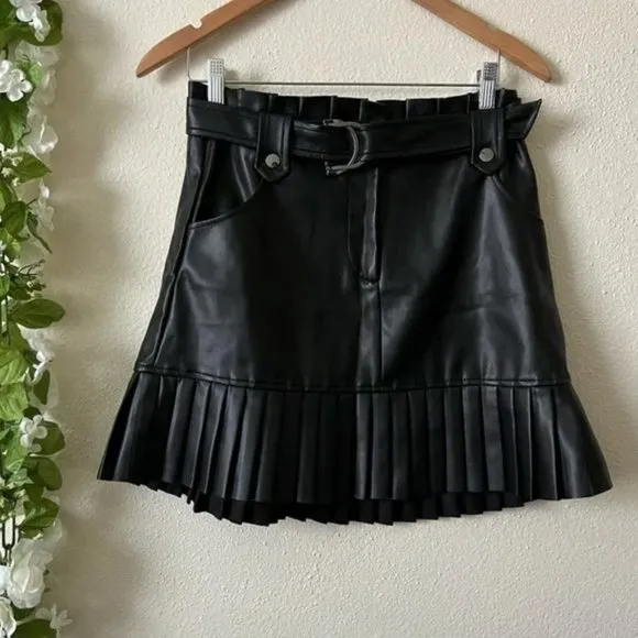💥EFFORTLESSLY CHIC💥 Pleated Belted Leather Skirt in Black