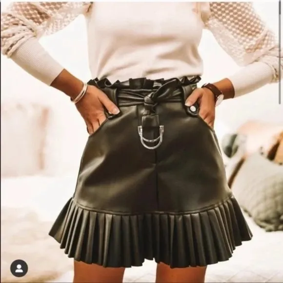 💥EFFORTLESSLY CHIC💥 Pleated Belted Leather Skirt in Black