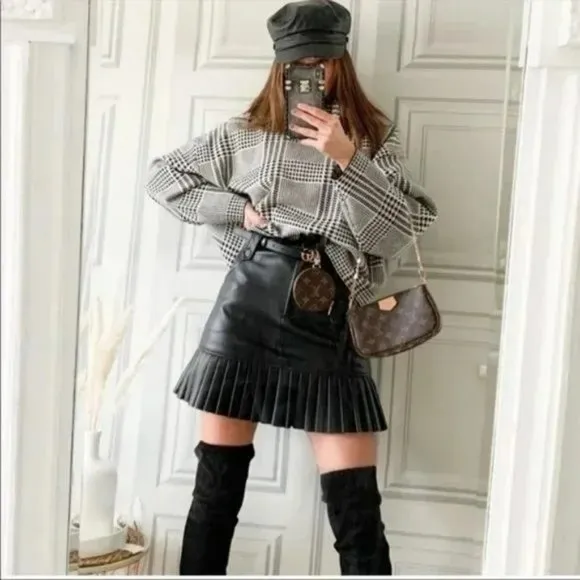 💥EFFORTLESSLY CHIC💥 Pleated Belted Leather Skirt in Black