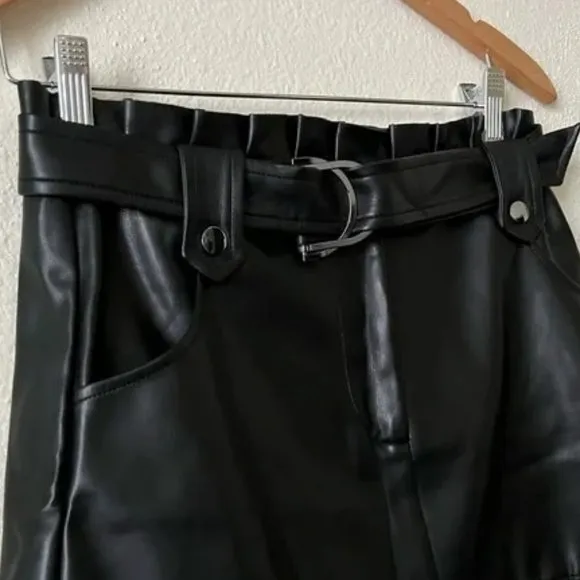 💥EFFORTLESSLY CHIC💥 Pleated Belted Leather Skirt in Black