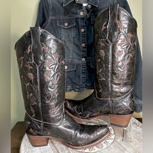 EUC Circle G Chic Western, Bohemian Cowgirl Boots in a beautiful brown. Size 7.5