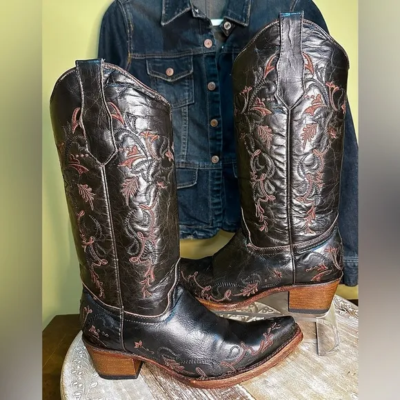 EUC Circle G Chic Western, Bohemian Cowgirl Boots in a beautiful brown. Size 7.5