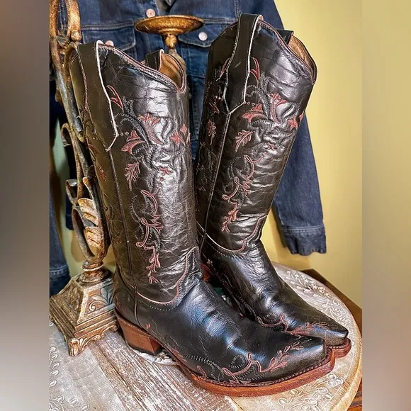 EUC Circle G Chic Western, Bohemian Cowgirl Boots in a beautiful brown. Size 7.5