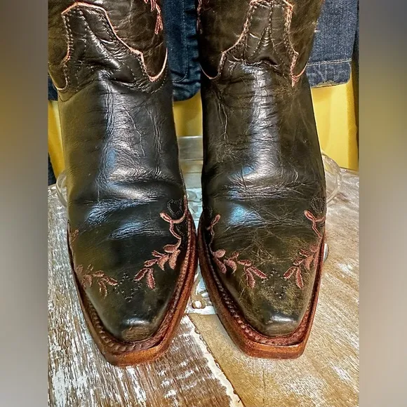 EUC Circle G Chic Western, Bohemian Cowgirl Boots in a beautiful brown. Size 7.5