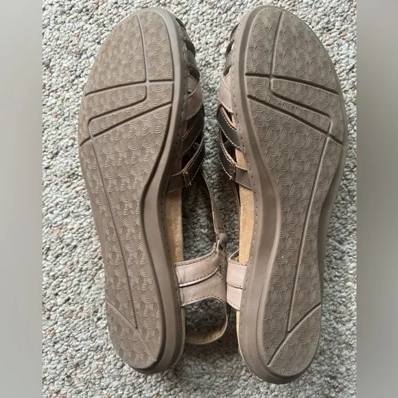 EUC Earth Origins - Nude &amp; Gold Strappy Sandals - Women’s Shoe 12M - Closed Toe