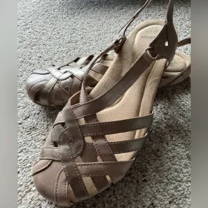 EUC Earth Origins - Nude &amp; Gold Strappy Sandals - Women’s Shoe 12M - Closed Toe