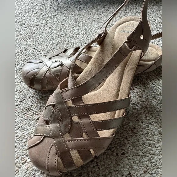 EUC Earth Origins - Nude &amp; Gold Strappy Sandals - Women’s Shoe 12M - Closed Toe
