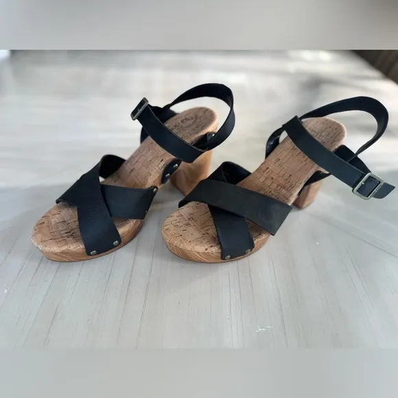 EUC - Kork-Ease Drew Black Leather Cross Banded Platform Sandals - Size 9
