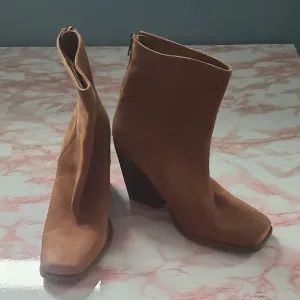 EUC Seychelles Everytime You Go Tan Suede Ankle Boots Sz 9.5M