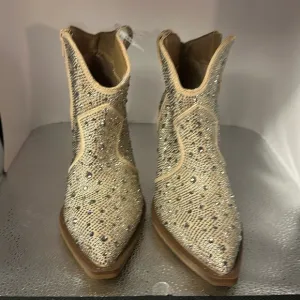 Fashion boots size 6 1/2. Absolutely beautiful the boots have beautiful bling