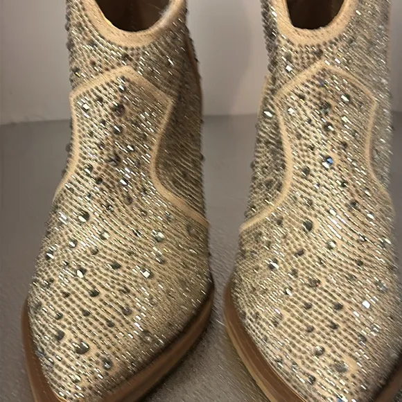 Fashion boots size 6 1/2. Absolutely beautiful the boots have beautiful bling