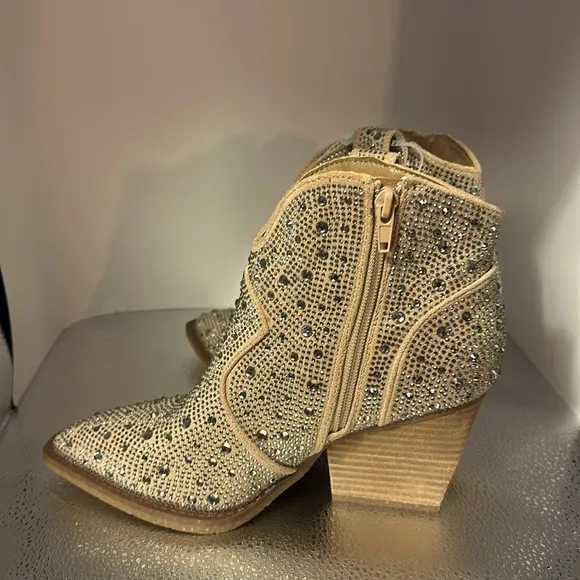 Fashion boots size 6 1/2. Absolutely beautiful the boots have beautiful bling
