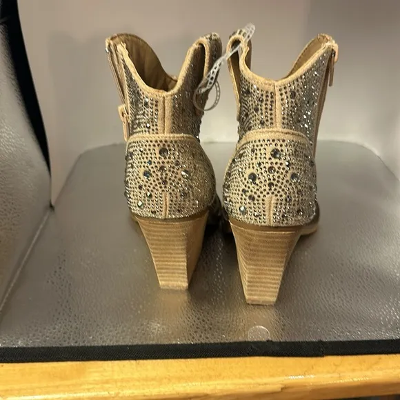 Fashion boots size 6 1/2. Absolutely beautiful the boots have beautiful bling