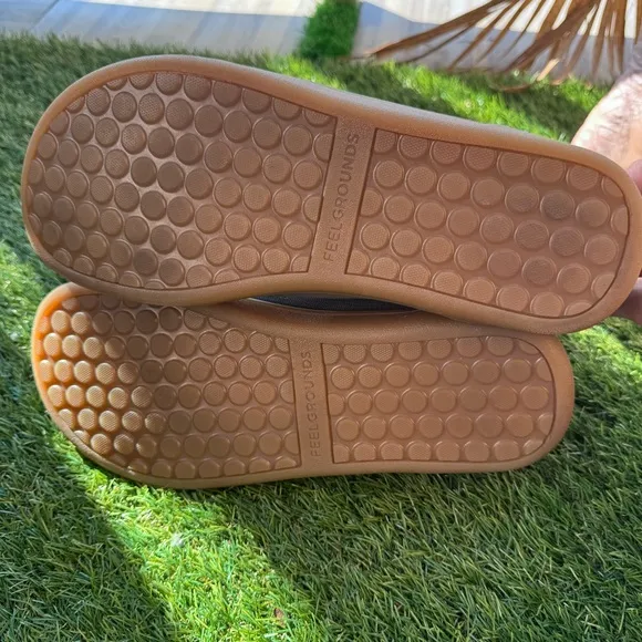 FeelGrounds Highrise Knit Barefoot Shoe in Gum Graphite Size EU 42