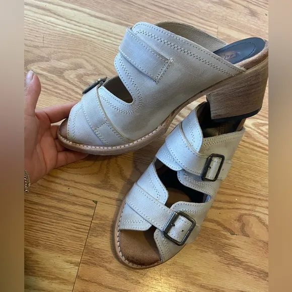 FREEBIRD By Steven Slip On Shoes Distressed Cream Leather Size 9