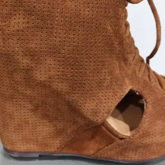 💋GORGEOUS VTG BOHO CHIC💋 Mary Roks Perforated Suede Wedge Bootie in Cognac