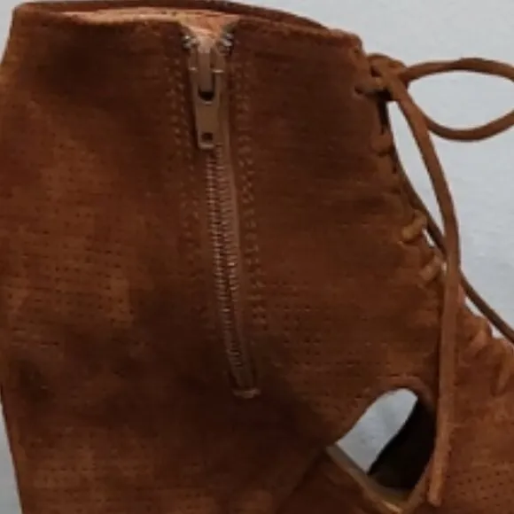 💋GORGEOUS VTG BOHO CHIC💋 Mary Roks Perforated Suede Wedge Bootie in Cognac