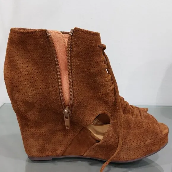 💋GORGEOUS VTG BOHO CHIC💋 Mary Roks Perforated Suede Wedge Bootie in Cognac