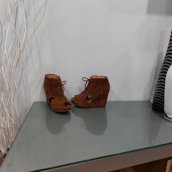 💋GORGEOUS VTG BOHO CHIC💋 Mary Roks Perforated Suede Wedge Bootie in Cognac