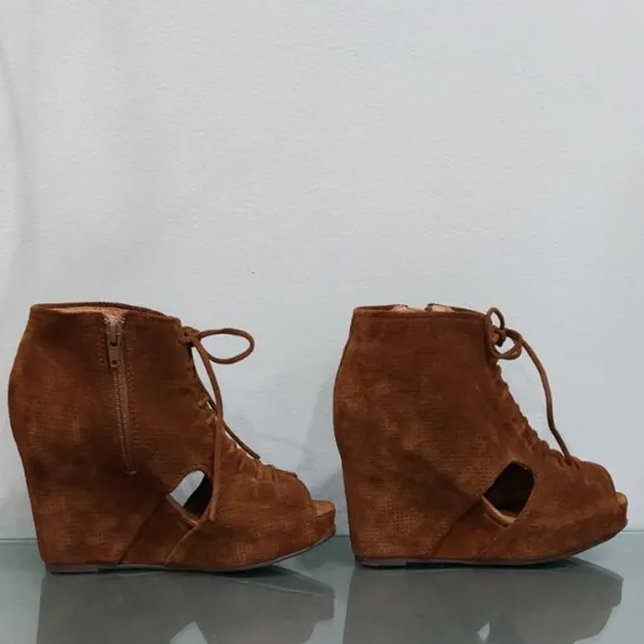 💋GORGEOUS VTG BOHO CHIC💋 Mary Roks Perforated Suede Wedge Bootie in Cognac