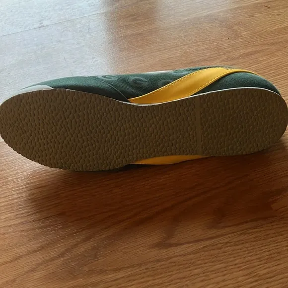 Green Bay Packers Logo-Pattern Zipper Canvas Sneakers.  Women’s Size 10.