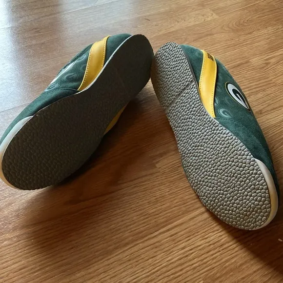 Green Bay Packers Logo-Pattern Zipper Canvas Sneakers.  Women’s Size 10.