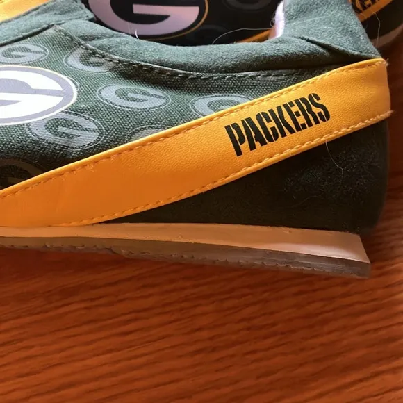 Green Bay Packers Logo-Pattern Zipper Canvas Sneakers.  Women’s Size 10.