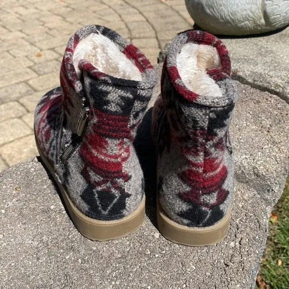 INDIGO RD.~WOMENS~ASHLEY~FAUX FUR~CLOSED TOE/ANKLE~FASHION BOOTS~LIKE NEW~BR​