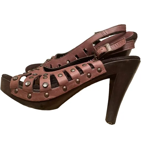 Isabella Fiore Brown Leather Shoes with Studs and rhinestones