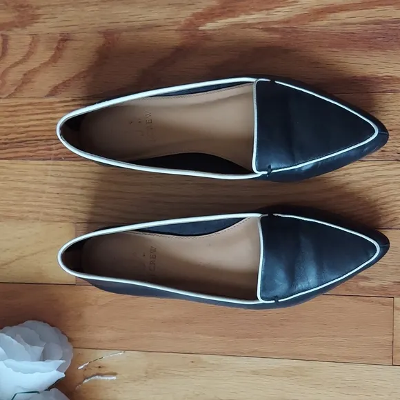 J. Crew Black Pointed Toe Leather Loafers With White Piping Detail Size 8 EUC