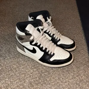 Jordan 1 High OG “Mocha” Size 8.5M