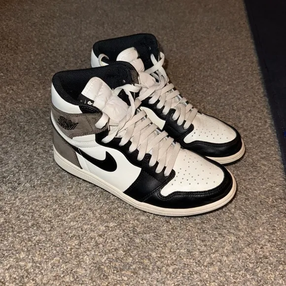 Jordan 1 High OG “Mocha” Size 8.5M