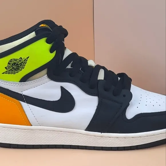 Jordan 1 Retro High 'White Black Volt University Gold (GS)